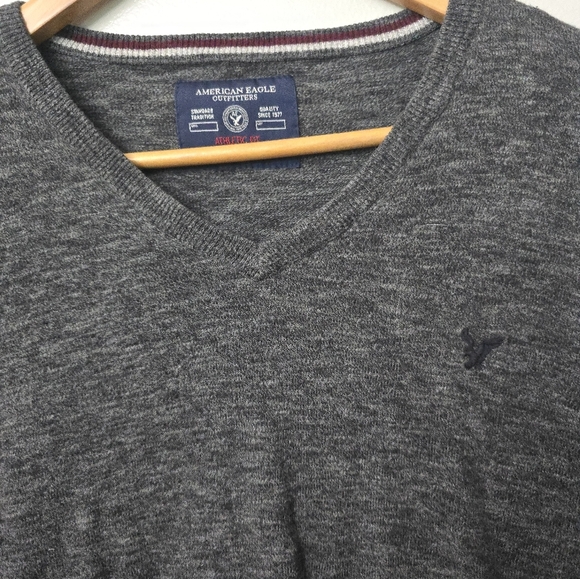 American Eagle Sweater Mens Medium Gray Knit Athletic Fit V-Neck Dark Academia - Picture 2 of 9